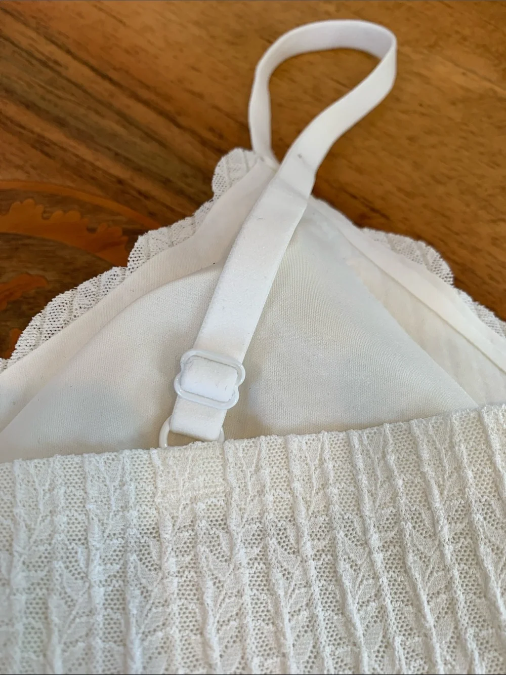 Ruwen Women’s Small White Scalloped Trim Bralette with Removable Pads